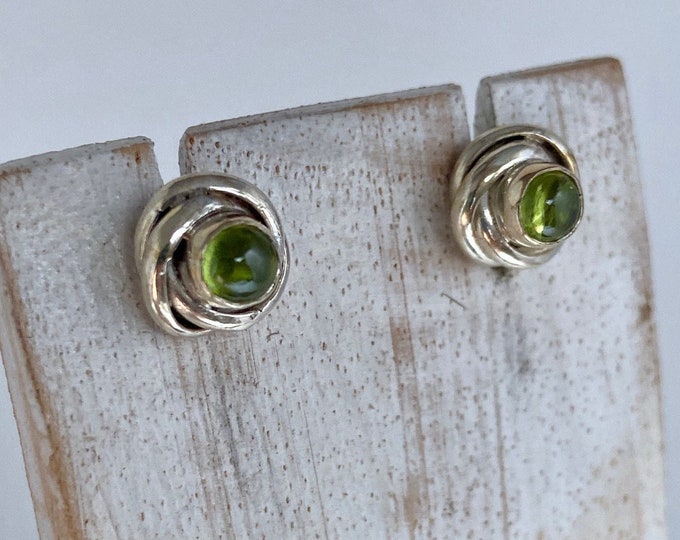 Silver Peridot Earrings,Knot Peridot Earrings,Round Peridot Stud,Peridot Post,Green Post,Birthstones,August Stone Post