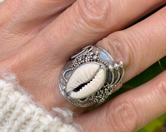 Cowrie Shell Ring, Oval Shell  Ring with Sterling Silver Decoration, Natural Ring, Unisex Ring, Silver 925 ,Sea Shell Ring Size 7.5