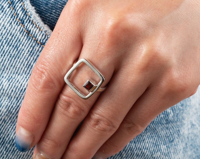 Garnet Square Ring, Garnet Sterling Silver Ring, Square Ring, Minimalist Ring, Red Garnet Square Stone, Square Ring, Modern Look,Silver Ring