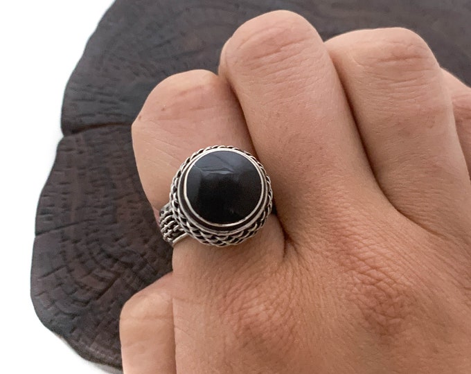 Silver Black Shell Ring,Round Sterling Silver Ring, Braided Ring, Stunning Silver Detailed Ring, Gift, Black Shell Ring