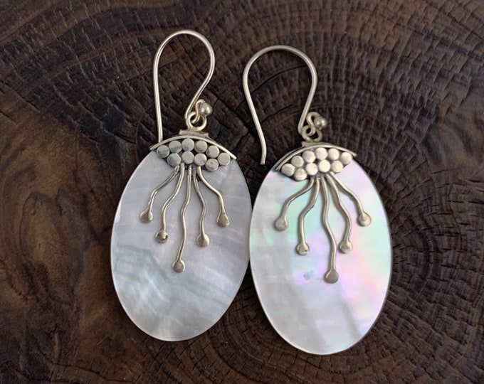 Oval Mother of Pearl Earrings, White Shell Earrings, Natural Shel Earrings, Dangle Earrings, White Oval Earrings,Drop Shell Earrings