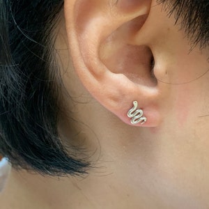 Clous d'oreilles serpent en argent, bijoux serpent en argent sterling, petit cartilage de serpent, serpent minimaliste, clou serpent, boucle d'oreille serpent, clous serpent