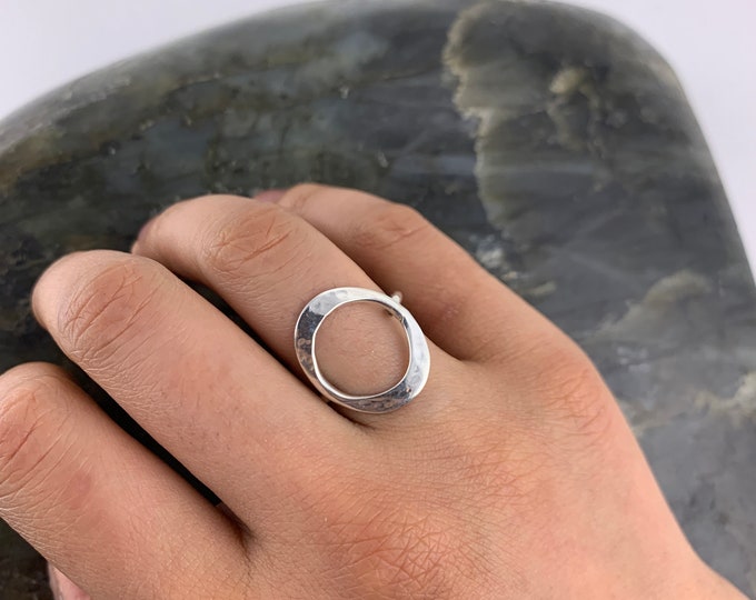 Round Minimalist Ring, Sterling Silver Open Circle Ring,Hammered Ring,Silver Minimalist Ring,Boho Ring