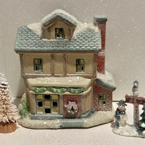 Cobblestone Corners Miniature Christmas Village Complete 2019 Set - 28  Pieces - Houses, Trees, Decorations, & Villager Figurines - Dickens Style  Holiday Winter Display Sets, Can be Lit with Tea Lights : : Home