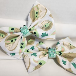 Grogu with frogs Hair bow, the child fabric hair bow, Mandalorian, Child Hair bow, Toddler hair bow, birthday gift, child hair clip