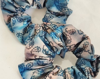 Acuarela azul y rosa con flores azules Batik Scrunchie, corbata de pelo de tela de algodón, se adapta a todas las edades, regalo de cumpleaños,