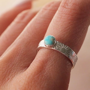 Anello in argento sterling con fascia rotonda Sun Band da 5 mm e pietra turchese R1403