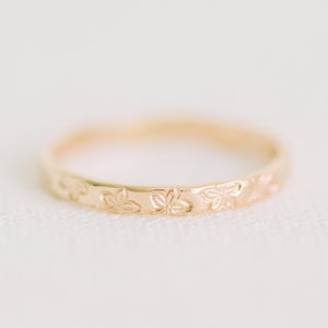 Anello con fiore di Plumeria con timbro a mano, riempito in oro 14K, R1300