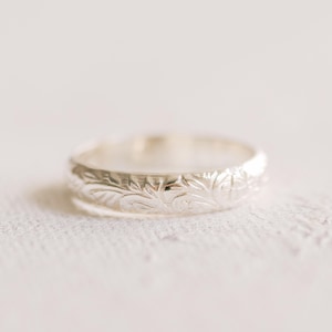 Anillo de bodas de oro con motivo floral R1183