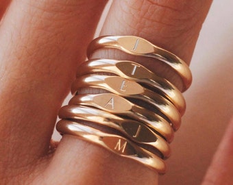 Anillo con sello inicial chapado en oro de 12 quilates, banda con letra personalizada, anillo para el meñique, regalo para ella