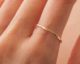 14K massief gouden gehamerde stapelring - dunne gouden band