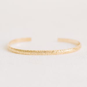 Brazalete ajustable con motivo floral chapado en oro de 14 quilates B1035