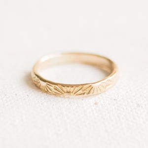 Anillo Sunshine de 2,5 mm, apilable, relleno de oro de 14 quilates, regalo "Eres mi sol", delicado anillo de sol, regalo para ella