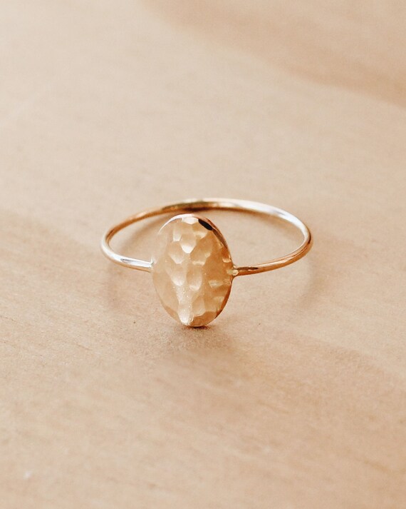 Ovaler gehammerter zierlicher Ring 14K Gold gefullt R1218