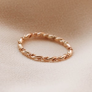 Anello Dainty Stack intrecciato con corda intrecciata in oro 12 carati R1173