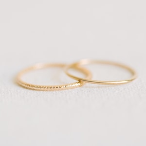 Zierliche Gold Stapelringe Set von Zwei Gold Filled R1393