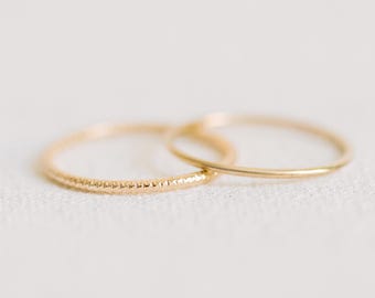 Delicados anillos apilables de oro, juego de dos, chapados en oro R1393