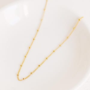 Collana con catena delicata e perline satellitari N1138