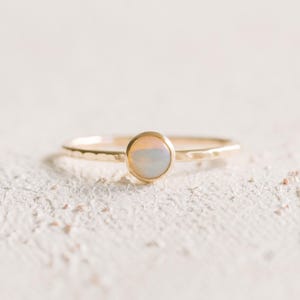 Natürliche 5 mm Opal Runde Cabochon Ring 14K Gold gefüllt Band R1358