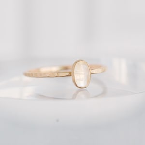 Anillo de piedra lunar arcoíris relleno de oro de 14 quilates, piedra natal de junio, regalo para ella