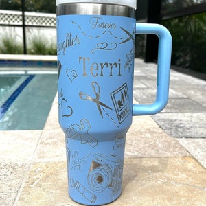Vaso Stanley Travel Quencher H2.0 grabado en SCRAPBOOK - 40 oz