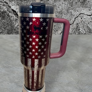 Vaso Stanley Travel Quencher H2.0 grabado "We the People" - 40 oz.