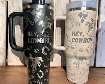 Vaso Stanley de 40 oz grabado con láser y asa "Hey Cowboy/Cowgirl"