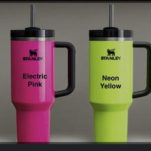 Puede incluir: Cuatro tazas de viaje de la marca Stanley con tapas y asas. Las tazas son de color verde ne&oacute;n, rosa el&eacute;ctrico, amarillo ne&oacute;n y naranja ne&oacute;n.