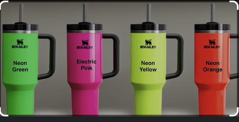 Puede incluir: Cuatro tazas de viaje de la marca Stanley con tapas y asas. Las tazas son de color verde ne&oacute;n, rosa el&eacute;ctrico, amarillo ne&oacute;n y naranja ne&oacute;n.