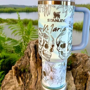 Vaso de viaje Stanley Quencher H2.0 con grabado de calaveras y rosas (40 oz), ideal para regalar a ella o a él, para cumpleaños y para las fiestas.