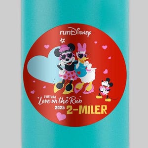 Könnte beinhalten: Eine rot-weiß-blaue virtuelle Laufmedaille von runDisney mit Mickey Mouse, Minnie Mouse und Donald Duck. Die Medaille trägt die Aufschrift "Virtual Love on the Run 2025 2-Miler".