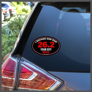 I Rocked and Ran RnR Rock and Roll ロックンロール 26.2 マラソン 取り外し可能なステッカー デカールまたは車用マグネット カスタム イヤー ランナー向けランニングギフト