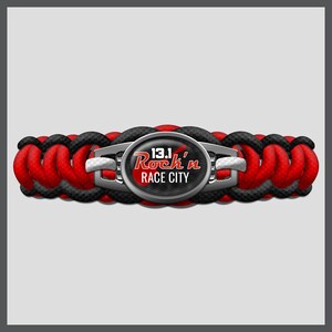 Peut inclure: Bracelet en paracorde rouge et noir avec un charme en métal argenté qui dit "13.1 Rock'n Race City".