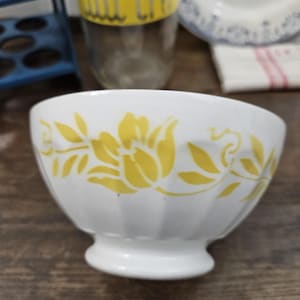 White earthenware bowl decorated with yellow flowers