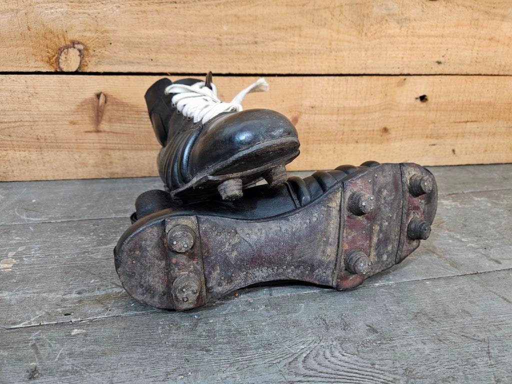 Objet ancien sport chaussures rugby Patrick Française old