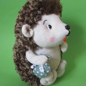 Handgefertigt. Weiches, genähtes Igel-Spielzeug. Geschenk für einen Igelliebhaber, Zimmerdekoration. Baumwollstrickwaren, Wolle