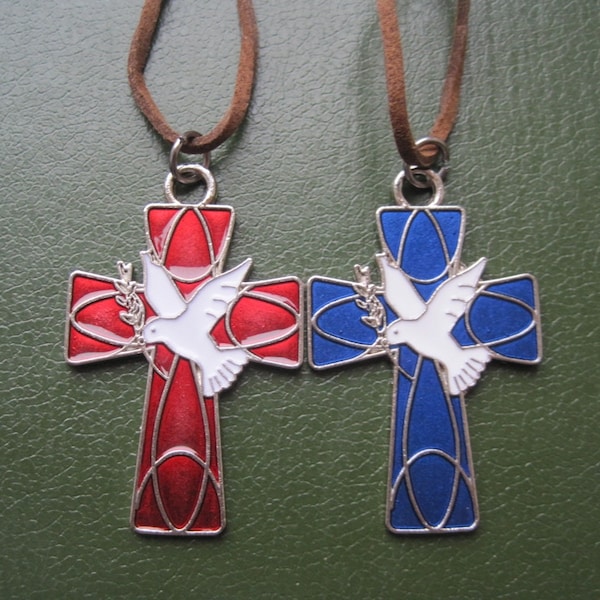 La cruz cristiana con la Paloma de la Paz es símbolo del Espíritu Santo y también de la actividad misionera cristiana. Cordón de cuero esmaltado rojo azul