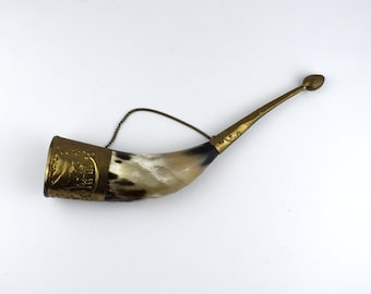 ヴィンテージの角杯、真鍮製の先端部分に馬と母馬、子馬のデザインが浮き彫りされています。ソビエト連邦（USSR）製