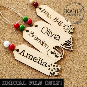 Op de afbeelding: Houten kerstcadeaulabels met gegraveerde namen, waaronder "Mrs. Bell", "Olivia", "Brandon" en "Amelia". Elk label heeft een decoratieve uitsparing en is geregen met touw en kleurrijke kralen. De tekst "DIGITAL FILE ONLY!" staat onderaan.