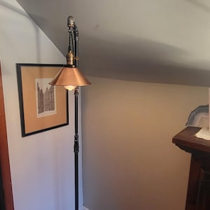 Lampadaire industriel steampunk Edison, ampoule à bride en fer, interrupteur à clé, finition laiton antique, abat-jour conique en cuivre