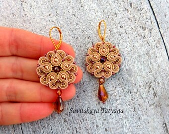 Gold beige Soutache Ohrringe, boho chic runde Blumen Ohrringe, handbestickt gold beige Schmuck, Statement orientalische Ohrringe