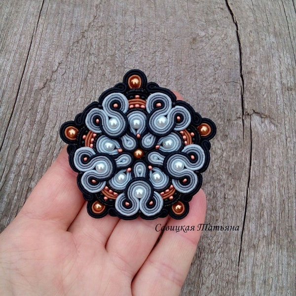 Broche de commande de soutache en or noir gris, broche de veste de manteau textile brodé, broche de médaille géométrique boho, broche mandala