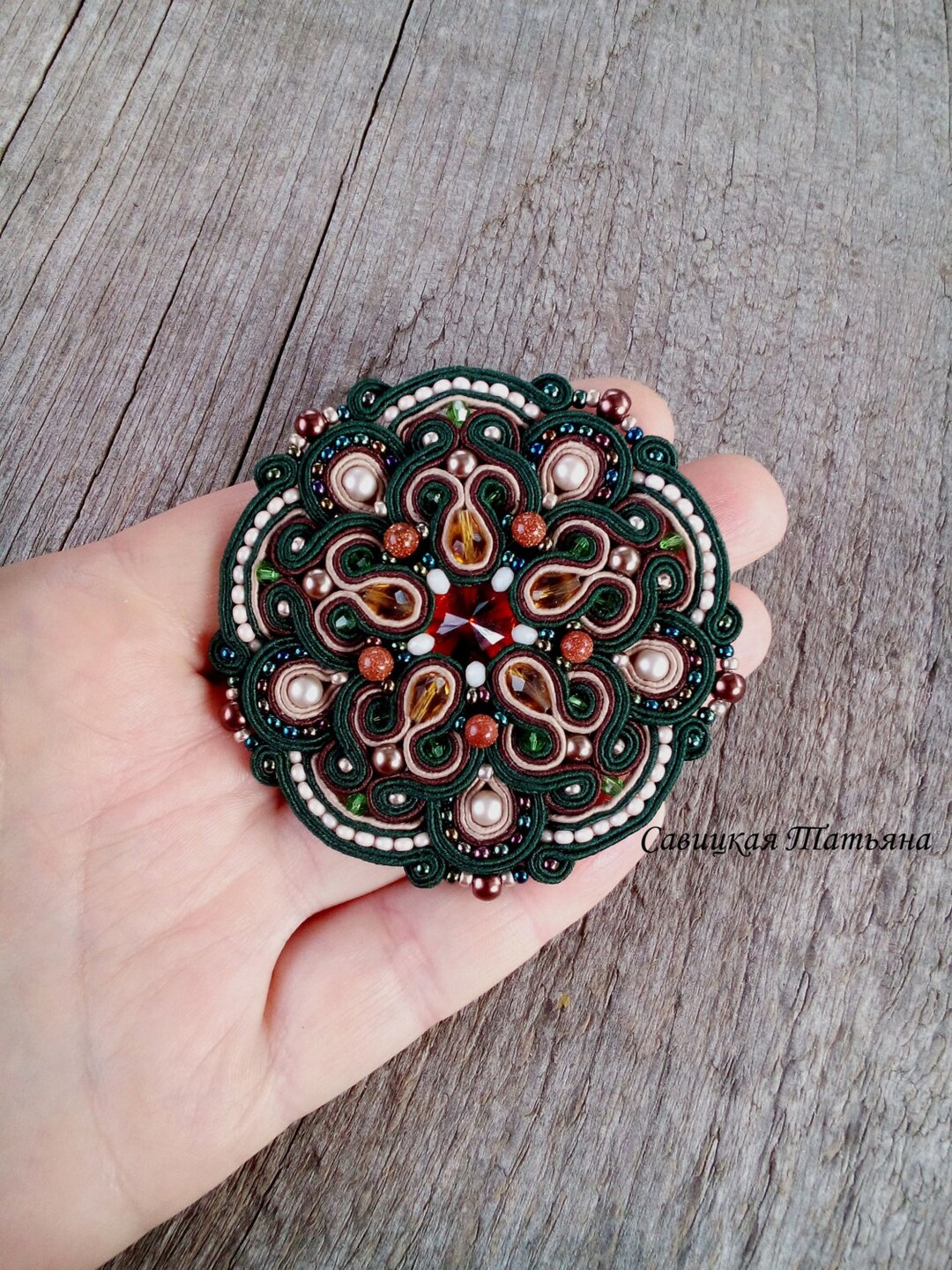Broche sculpté à la main - France