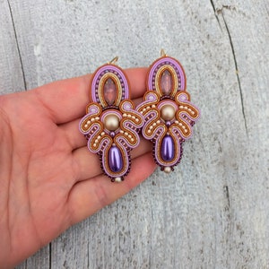 ライラックベージュのスワタッシュイヤリング、刺繍入りクンダンテキスタイルイヤリング、ライラックベージュのジュエリー、毎日使えるトルコのイヤリング