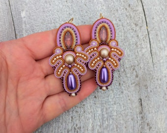 Flieder soutache Ohrringe, bestickte Kundan Textilohrringe, flieder beige Schmuck, Statement Ohrringe