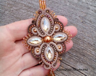 Ciondolo Soutache Beige e Oro - Gioielli Soutache Ricamati a Mano - Ciondolo Soutache con cristalli - Gioielli Soutache Beige e Oro