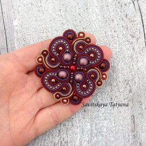 Burgundische Soutache Brosche, bestickte Textilmanteljacke Brosche, geometrische Mandala Brosche, Statement Barock Maroon Brosche, Coworker Geschenk