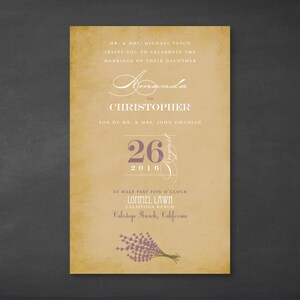 Puede incluir: Una invitación de boda con estética vintage. La invitación está impresa en un papel texturizado y amarillento con una ilustración de una rama de lavanda. El texto dice "MR. & MRS. MICHAEL FUSCO INVITE YOU TO CELEBRATE THE MARRIAGE OF THEIR DAUGHTER Amanda TO CHRISTOPHER SON OF MR. & MRS. JOHN OHANIAN 26 August 2016 AT HALF PAST FIVE O'CLOCK LOMMEL LAWN CALISTOGA RANCH Calistoga Ranch, California"