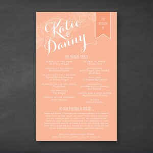 Op de afbeelding: Een perzikkleurig huwelijks programma met een decoratief bloemmotief. Het programma vermeldt de namen van de bruid en bruidegom, "Katie & Danny", en de huwelijksvoltrekking. De tekst "The Wedding of" is gedrukt in een banner bovenaan het programma. Het programma bevat ook de tekst "To Our Friends & Family..." en een bericht over de huwelijksplannen van het paar.