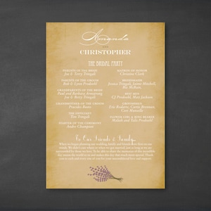 Puede incluir: Un programa de boda con una estética vintage, que presenta un diseño floral con flores de lavanda. El programa enumera la fiesta nupcial, los padres, los abuelos y el oficiante. El texto dice "A nuestros amigos y familia."